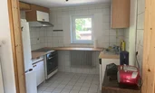 EG. Küche mit Kühlgefrierschrank, Herd mit Ofen, Spülmaschine, ...