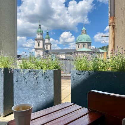 Terrasse mit Domblick: 2-Zimmer-Wohnung zur Kurzzeitmiete & Wohnen auf Zeit für 1 bis 6 Monate in Salzburg | © HFW