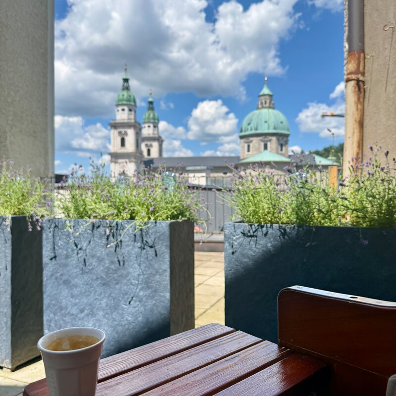 Terrace with cathedral view: 2-room apartment for short-term rental & temporary housing for 1 to 6 months in Salzburg | © HFW