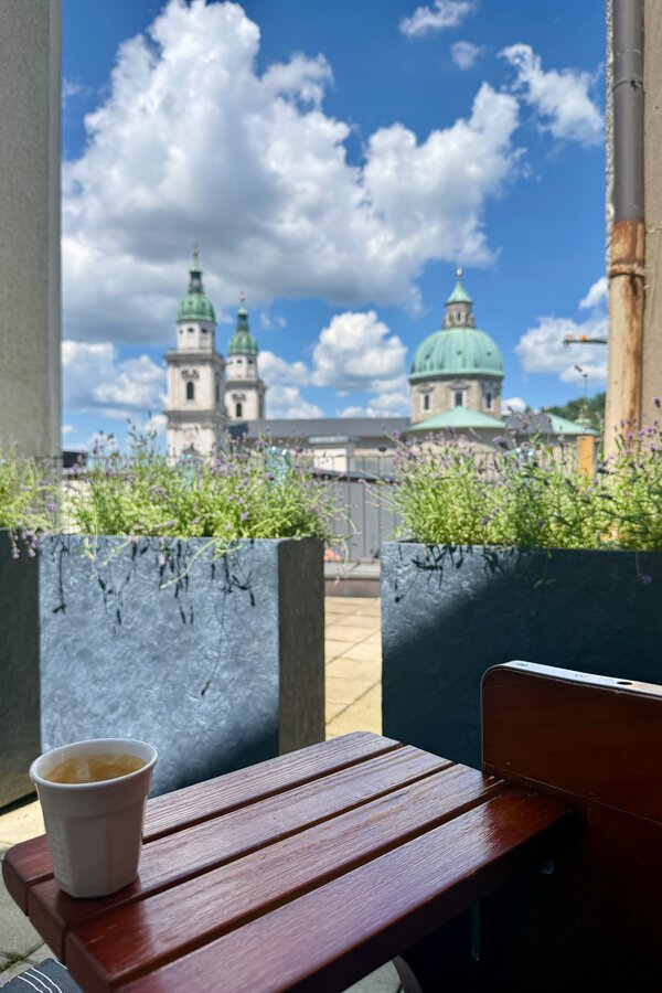 Terrace with cathedral view: 2-room apartment for short-term rental & temporary housing for 1 to 6 months in Salzburg | © HFW