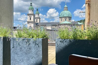 Terrasse mit Domblick: 2-Zimmer-Wohnung zur Kurzzeitmiete & Wohnen auf Zeit für 1 bis 6 Monate in Salzburg | © HFW