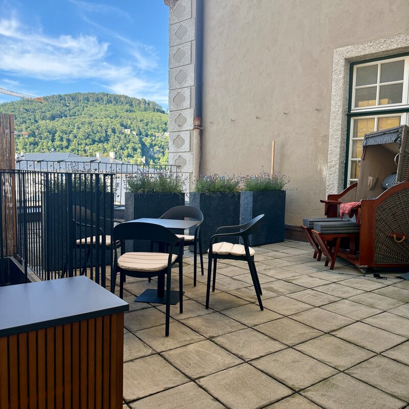 Sonnige Terrasse mit Bergblick – 2-Zimmer-Wohnung zur Kurzzeitmiete & Wohnen auf Zeit für 1 bis 6 Monate in Salzburg