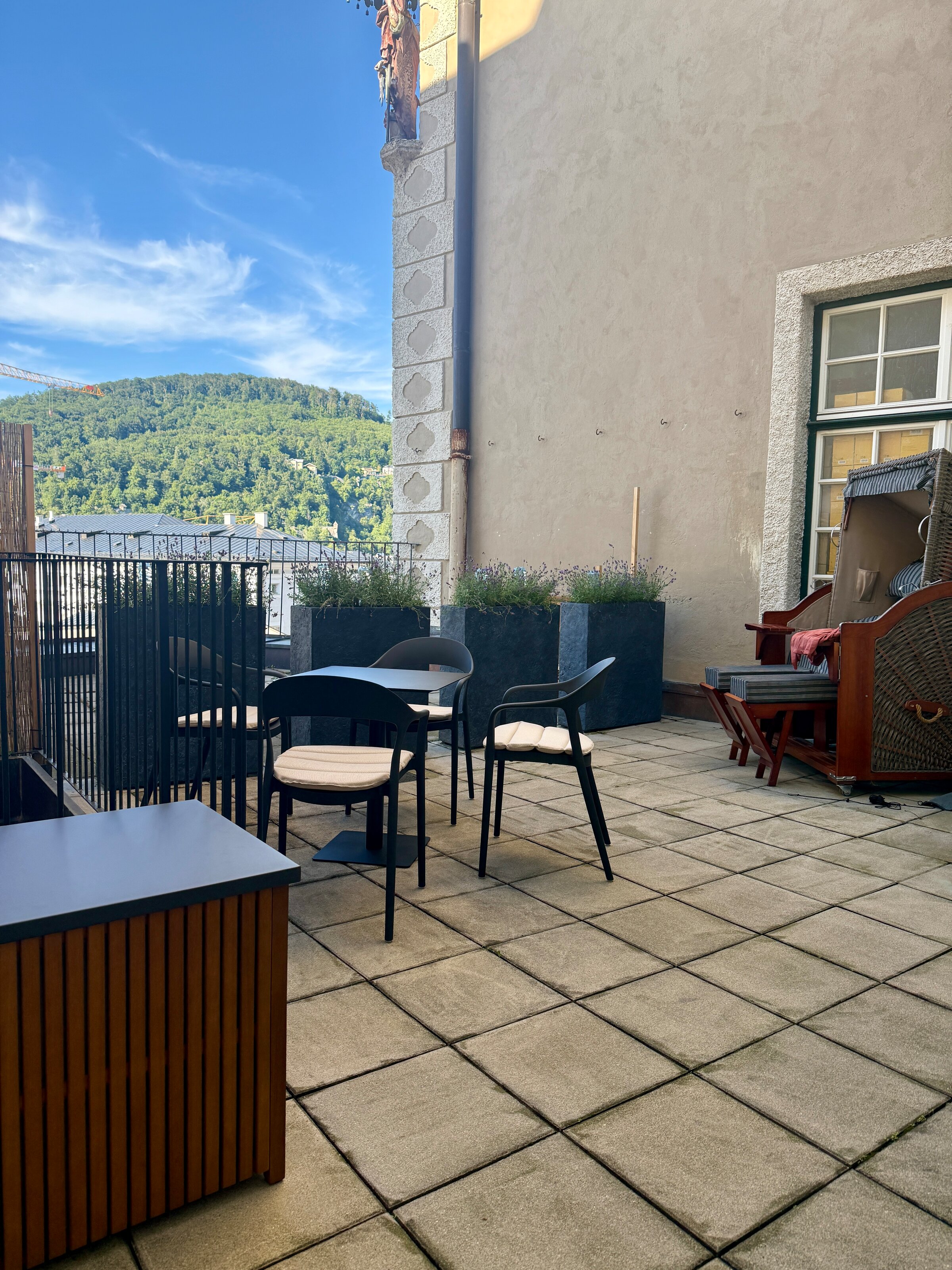 Sonnige Terrasse mit Bergblick – 2-Zimmer-Wohnung zur Kurzzeitmiete & Wohnen auf Zeit für 1 bis 6 Monate in Salzburg