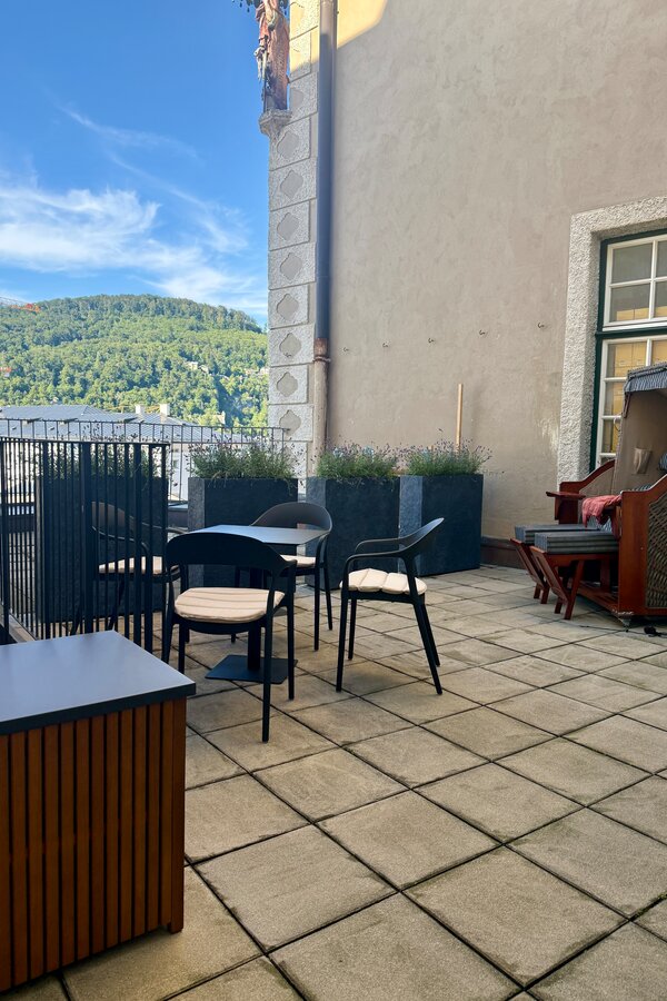 Sonnige Terrasse mit Bergblick – 2-Zimmer-Wohnung zur Kurzzeitmiete & Wohnen auf Zeit für 1 bis 6 Monate in Salzburg