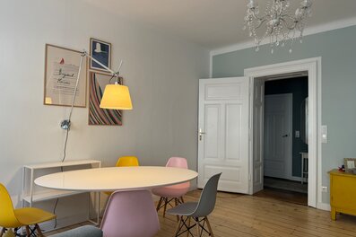 Bright dining area with chandelier – 3-room apt, short-term rental & temporary housing for 1 to 6 months, Salzburg