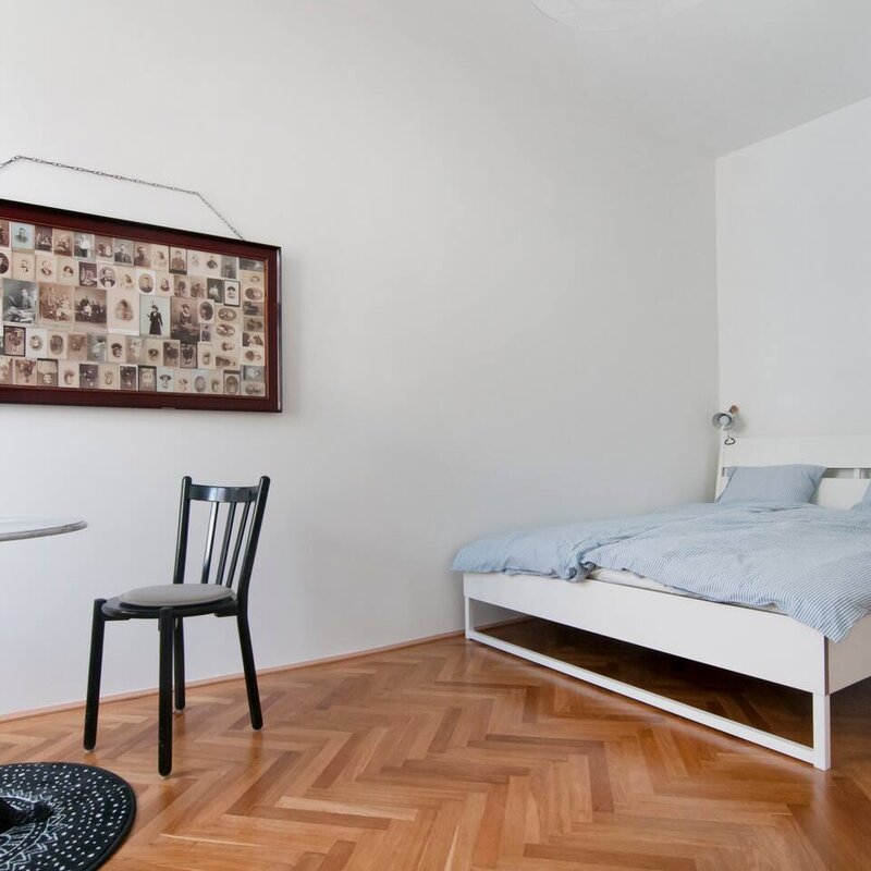 Doppelbett und kleiner Kaffetisch