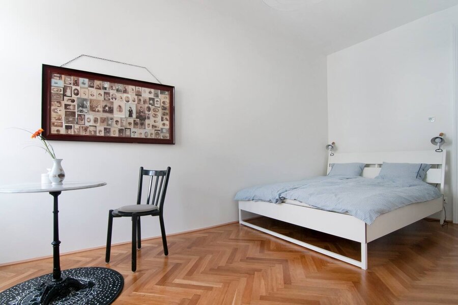 Doppelbett und kleiner Kaffetisch