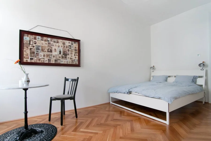 Doppelbett und kleiner Kaffetisch