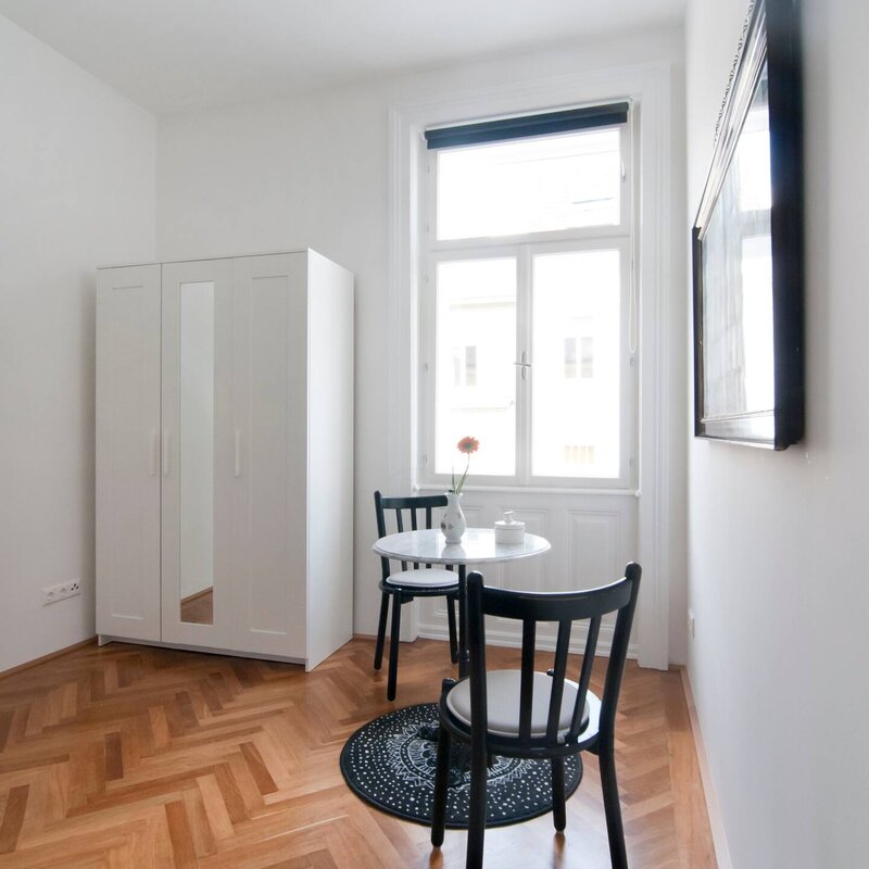 Kleiderkasten und Kaffetisch