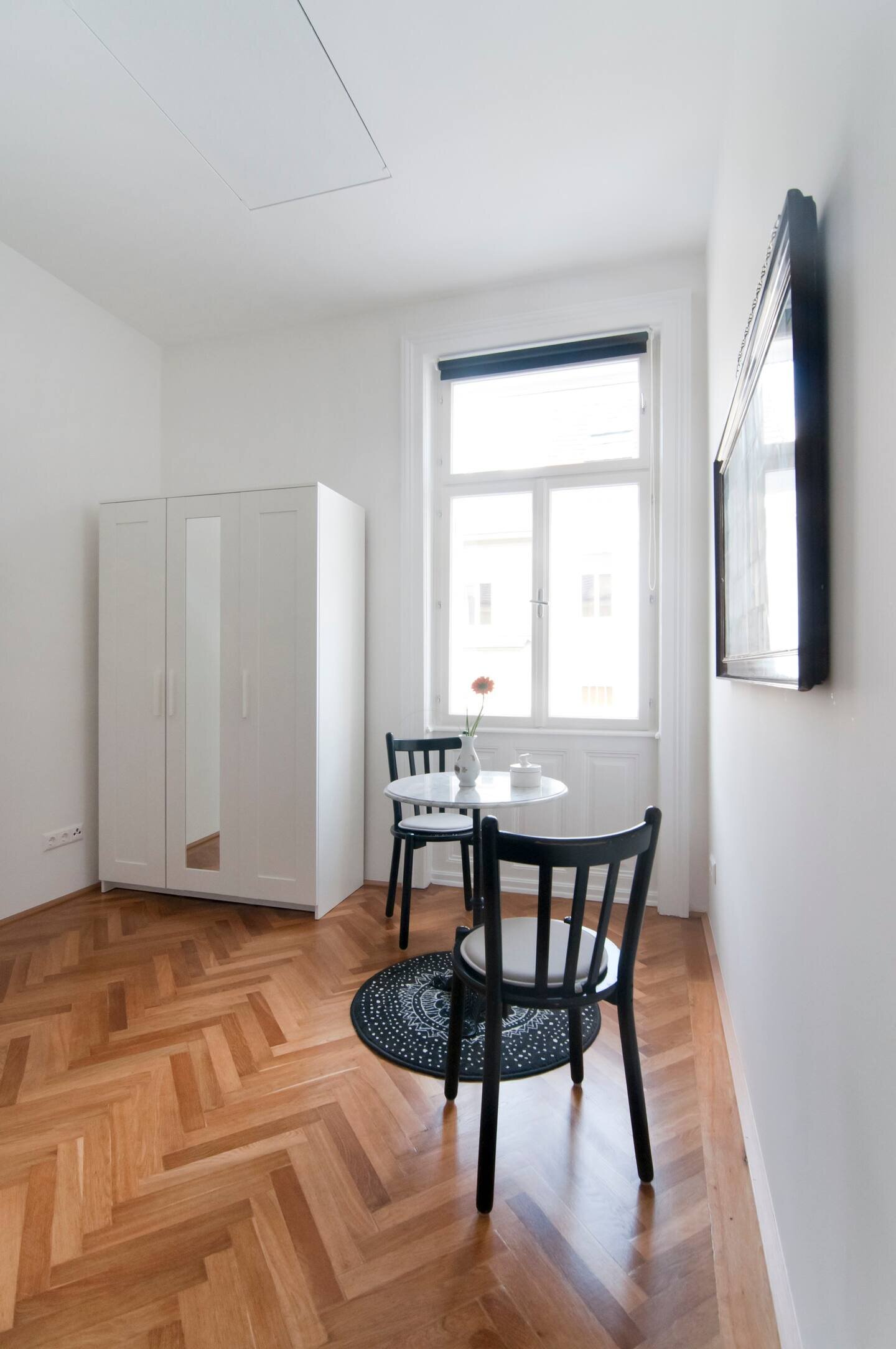 Kleiderkasten und Kaffetisch