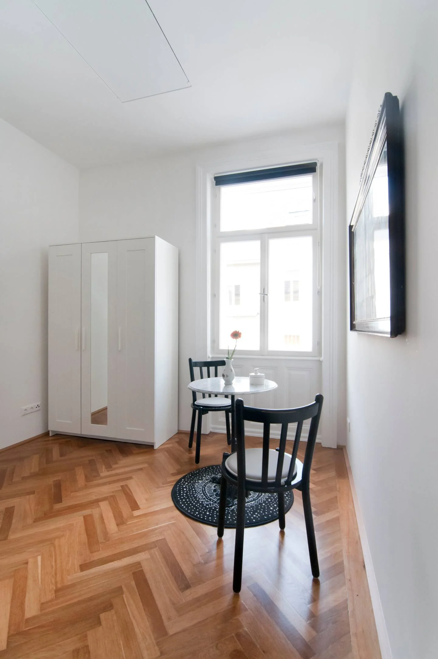 Kleiderkasten und Kaffetisch