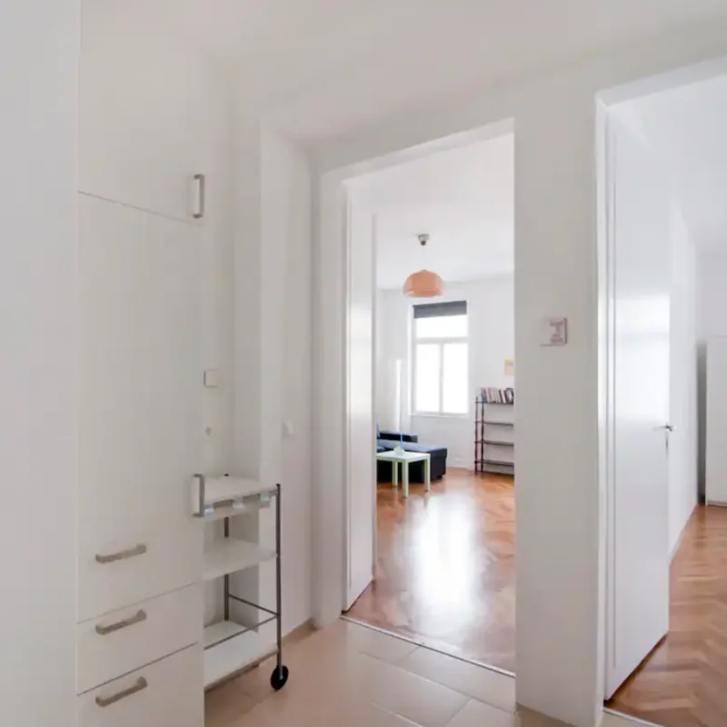 Blick von Küche ins Wohn- und Schlafzimmer