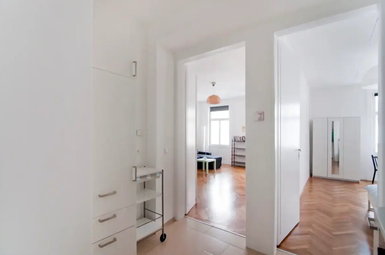 Blick von Küche ins Wohn- und Schlafzimmer