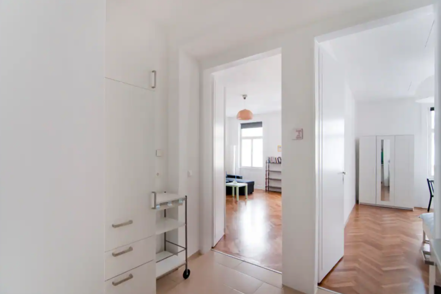 Blick von Küche ins Wohn- und Schlafzimmer