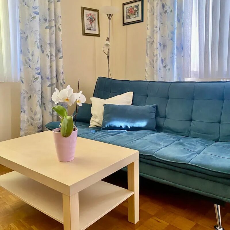 Gemütliches Wohnzimmer im Haus – Kurzzeitmiete & Wohnen auf Zeit für 1 bis 6 Monate in Hautzendorf