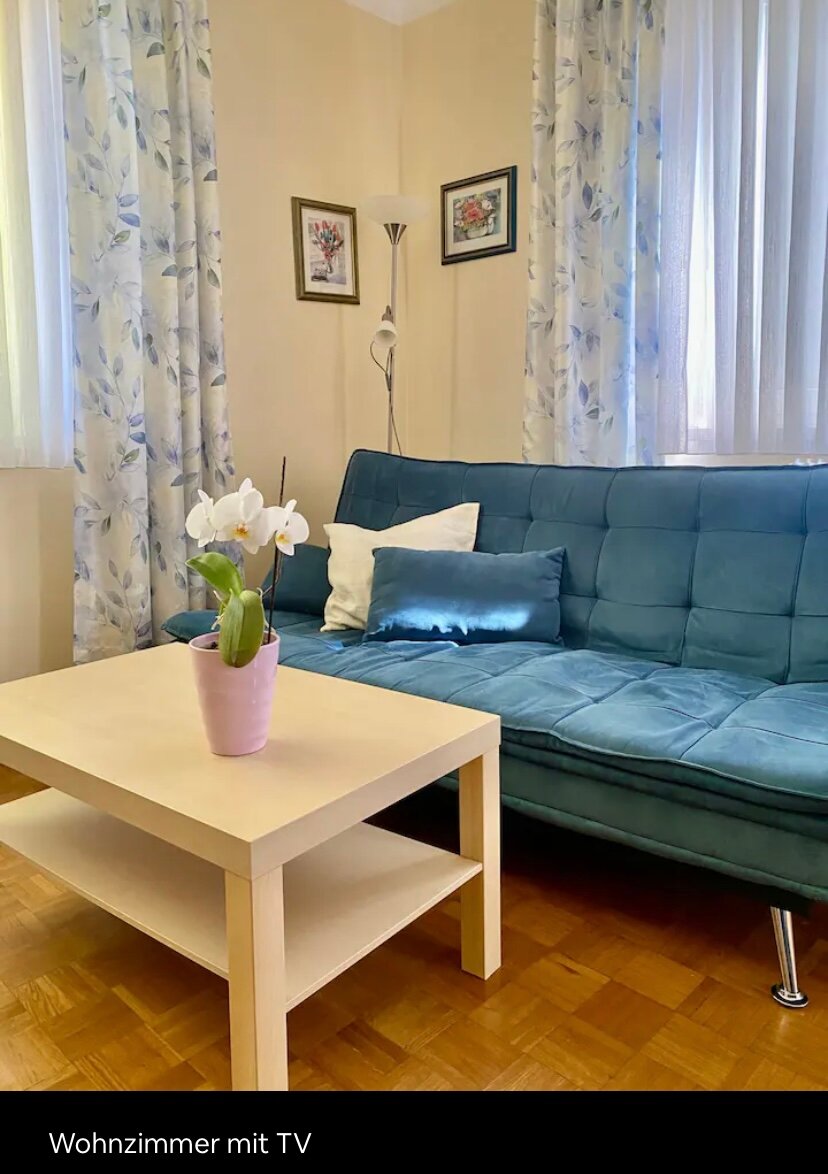 Gemütliches Wohnzimmer im Haus – Kurzzeitmiete & Wohnen auf Zeit für 1 bis 6 Monate in Hautzendorf