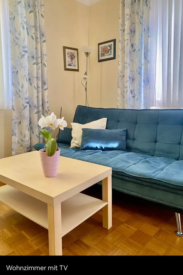Gemütliches Wohnzimmer im Haus – Kurzzeitmiete & Wohnen auf Zeit für 1 bis 6 Monate in Hautzendorf