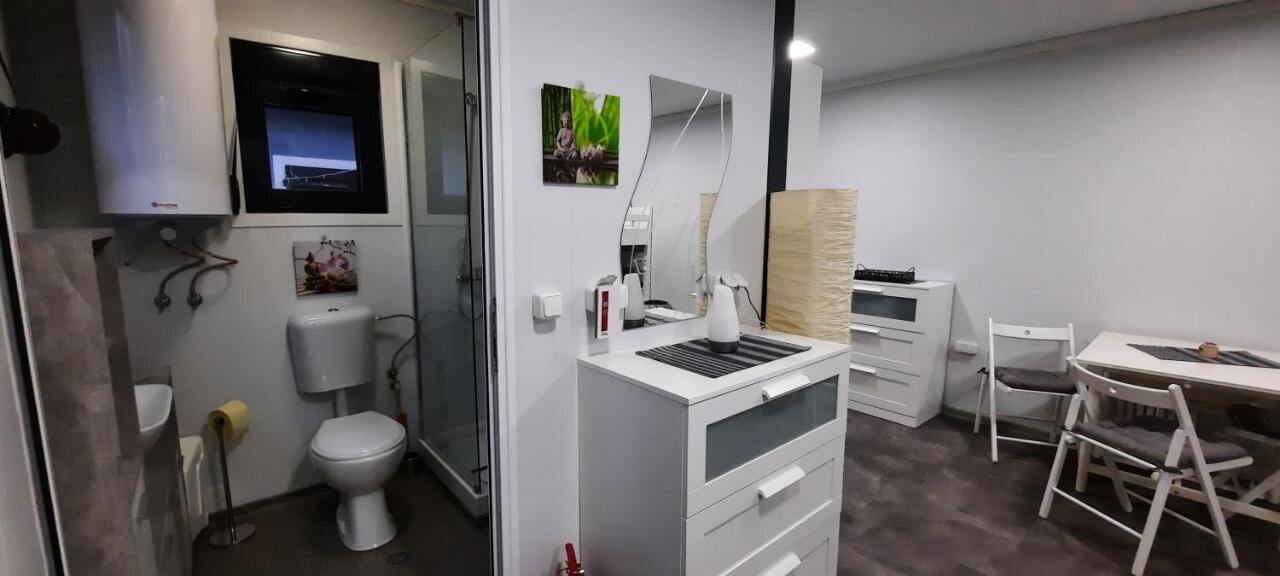 mit Dusche und WC
