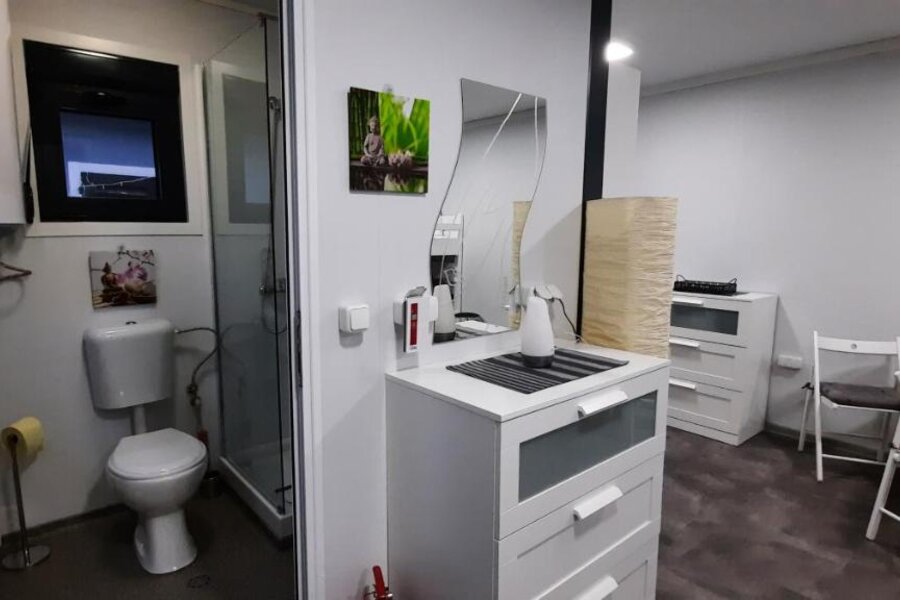 mit Dusche und WC