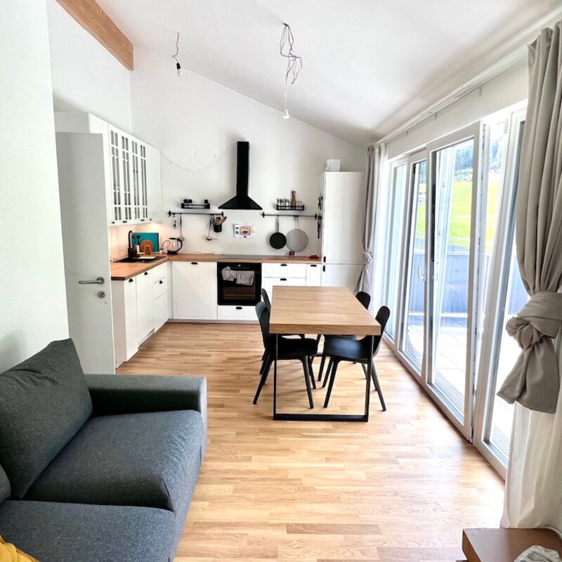 Heller Wohn-Kochbereich mit Balkon – 2-Zimmer-Wohnung zur Kurzzeitmiete, Wohnen auf Zeit für 1 bis 6 Monate in Flachau