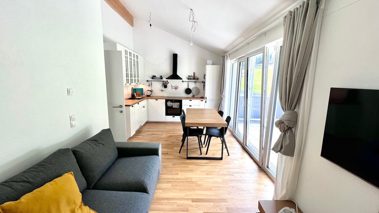 Heller Wohn-Kochbereich mit Balkon – 2-Zimmer-Wohnung zur Kurzzeitmiete, Wohnen auf Zeit für 1 bis 6 Monate in Flachau