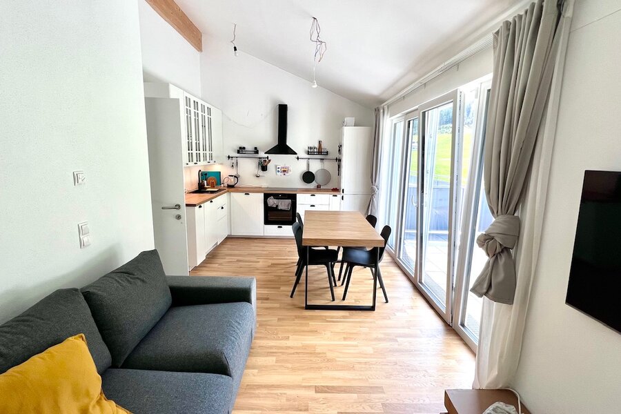 Heller Wohn-Kochbereich mit Balkon – 2-Zimmer-Wohnung zur Kurzzeitmiete, Wohnen auf Zeit für 1 bis 6 Monate in Flachau