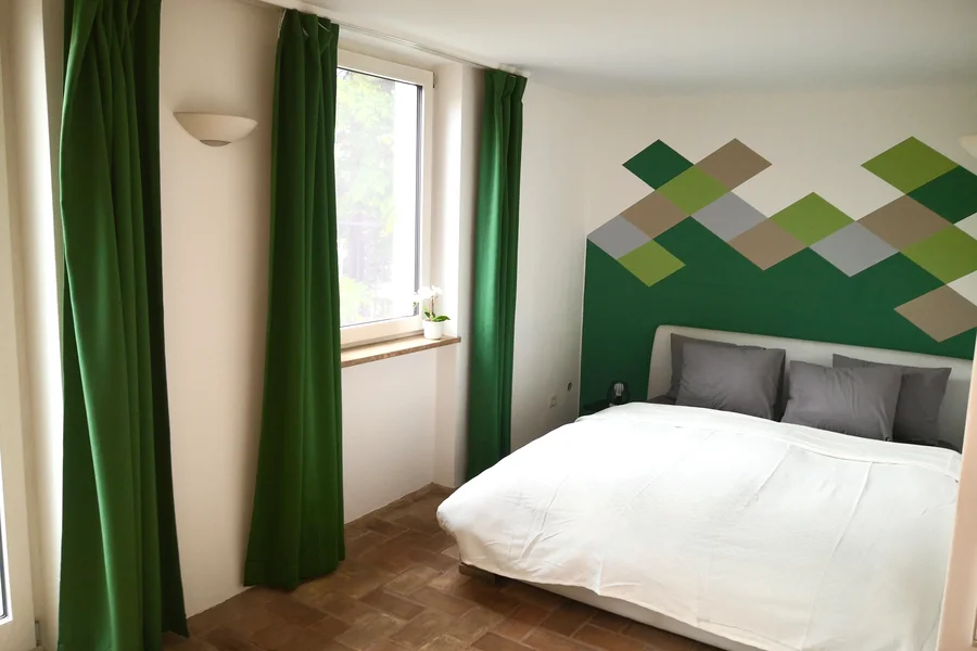 Schlafzimmer mit direktem Zugang zur Terrasse