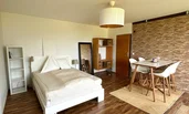Wohn- und Schlafzimmer