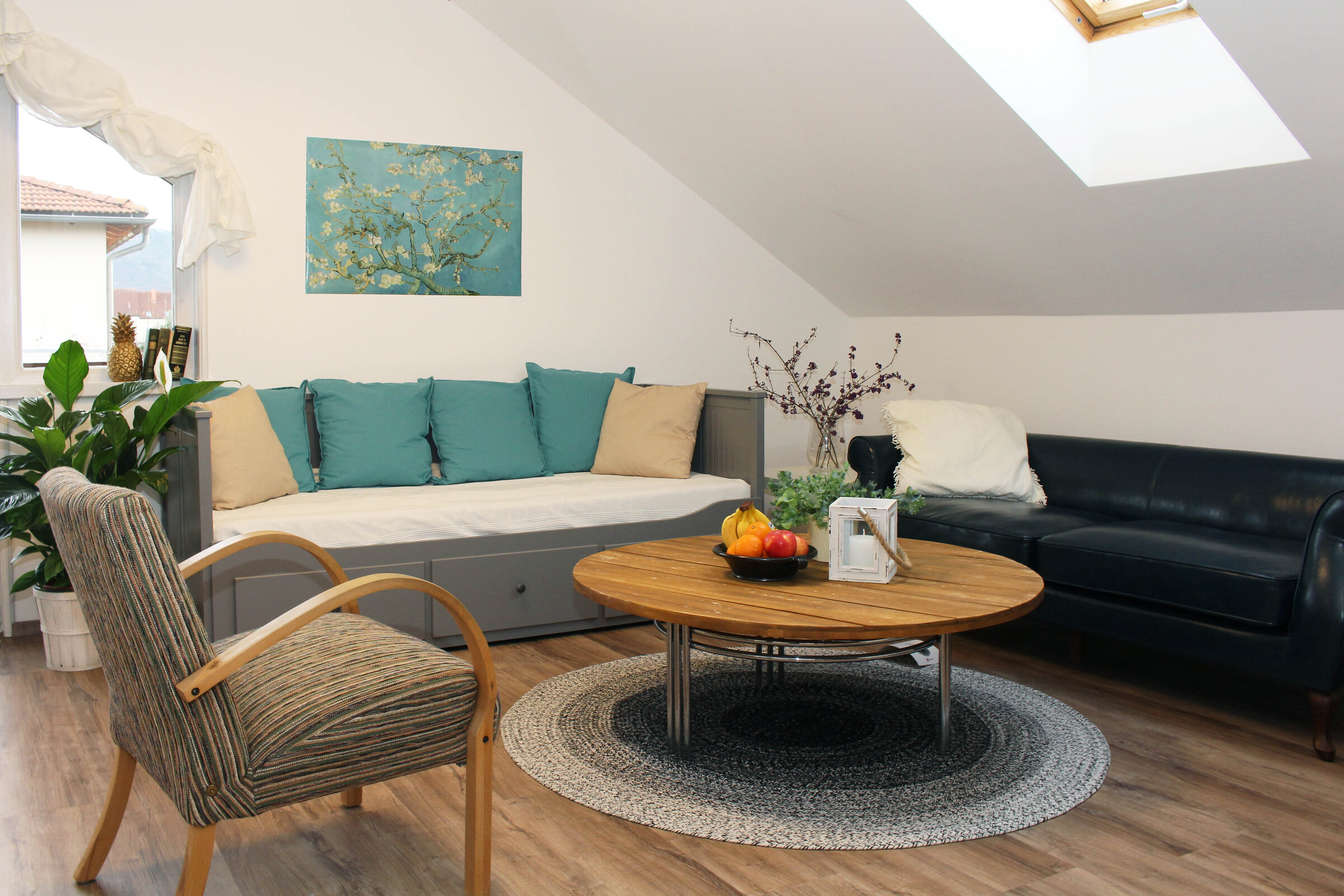 Helles Wohnzimmer mit Sofa & Dachfenster – 3-Zimmer Wohnung, Kurzzeitmiete & Wohnen auf Zeit für 1 bis 6 Monate in Palt