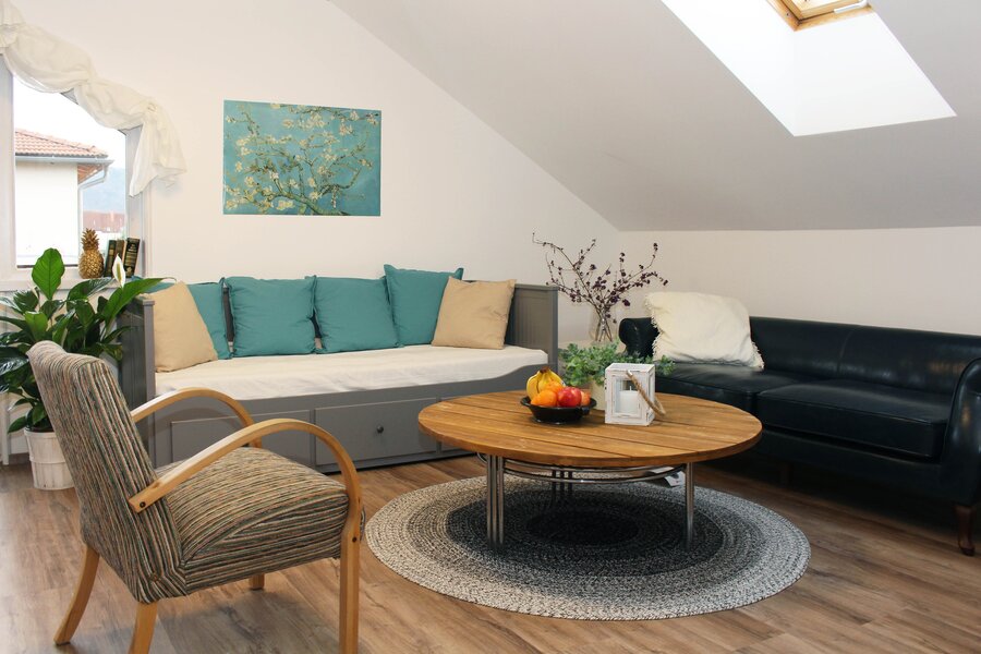 Helles Wohnzimmer mit Sofa & Dachfenster – 3-Zimmer Wohnung, Kurzzeitmiete & Wohnen auf Zeit für 1 bis 6 Monate in Palt