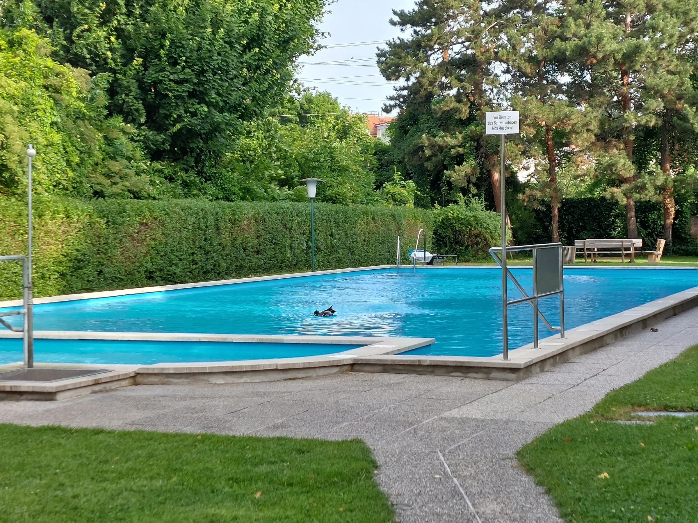 Schwimmbad mit Duschen, Umkleidekabine und WC