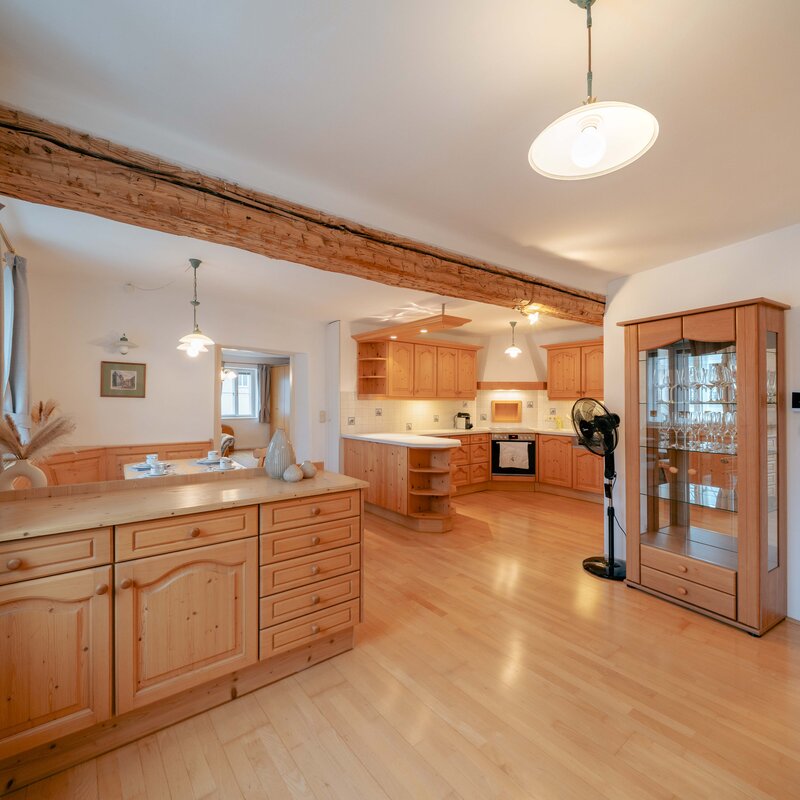 Open wood kitchen & living area – 2-room apt for short-term rental & temporary housing for 1 to 6 months in Salzburg