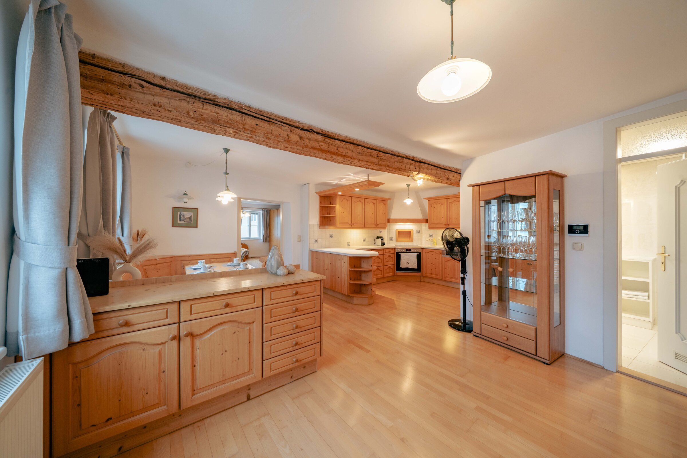 Open wood kitchen & living area – 2-room apt for short-term rental & temporary housing for 1 to 6 months in Salzburg
