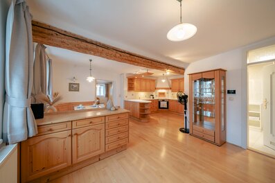 Open wood kitchen & living area – 2-room apt for short-term rental & temporary housing for 1 to 6 months in Salzburg