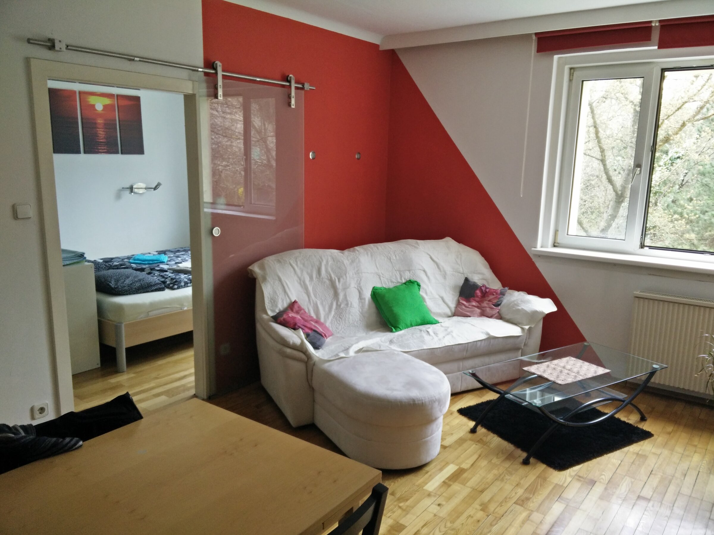 Bright living area with bedroom, sofa & parquet floor – 2-room apartment, short-term rental Vienna