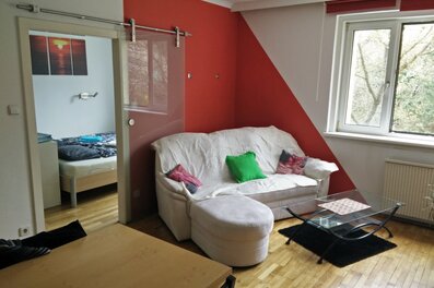 Bright living area with bedroom, sofa & parquet floor – 2-room apartment, short-term rental Vienna