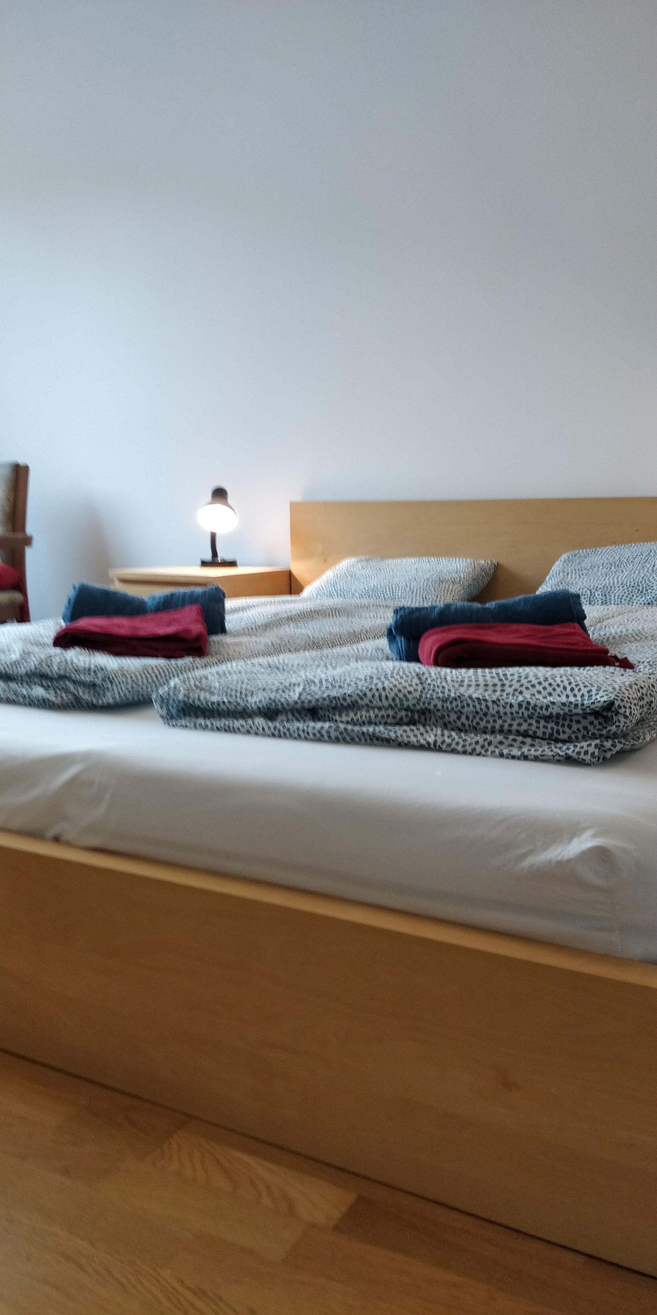 Bright bedroom with double bed & bedside lamp – 1-room apartment for short-term rental & temporary housing for 1 to 6 months in Vienna