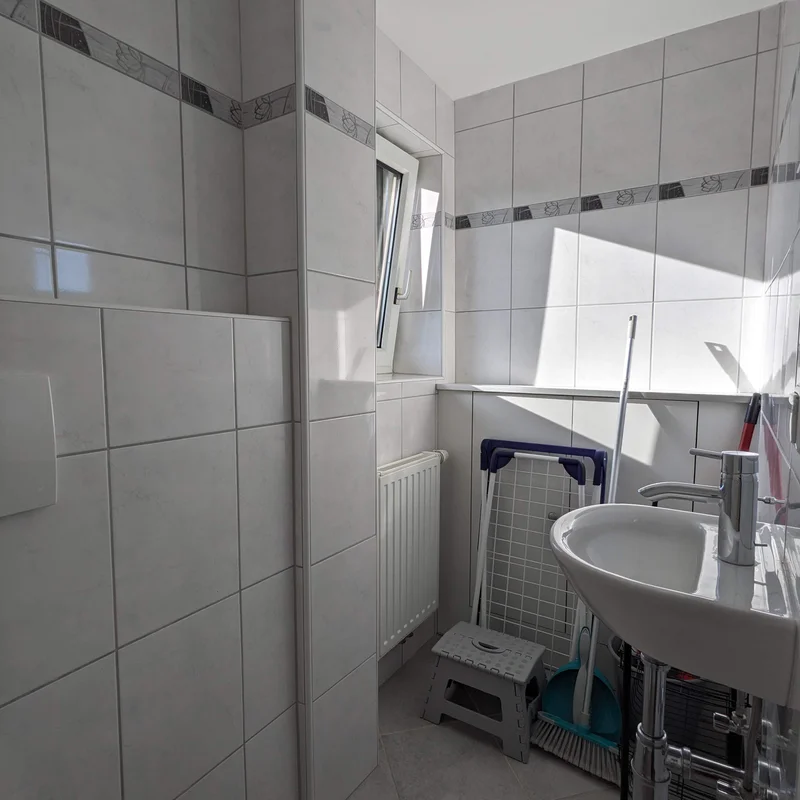 Abstellbereich WC mit Fenster