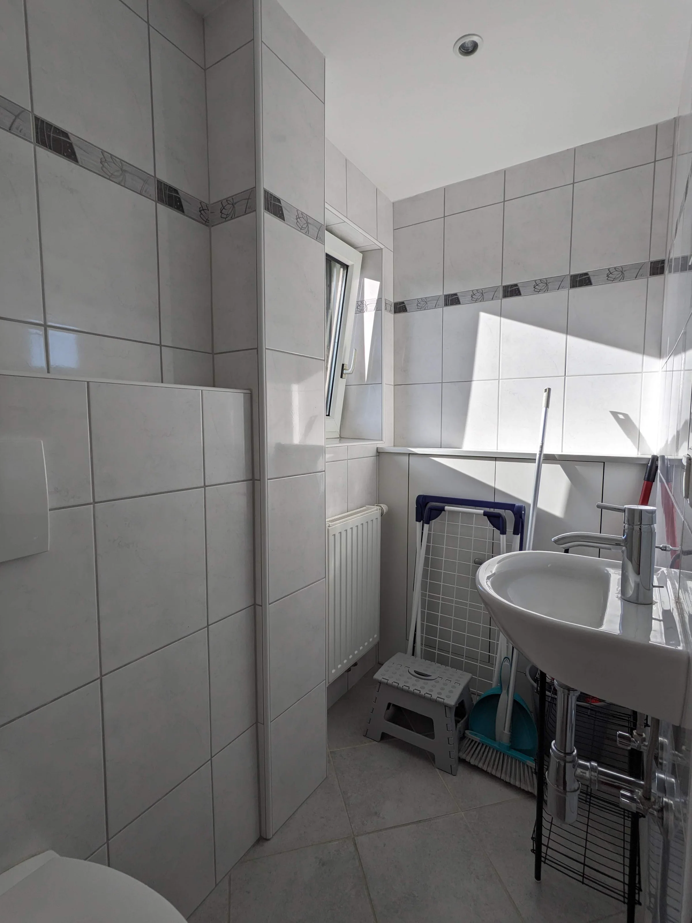 Abstellbereich WC mit Fenster