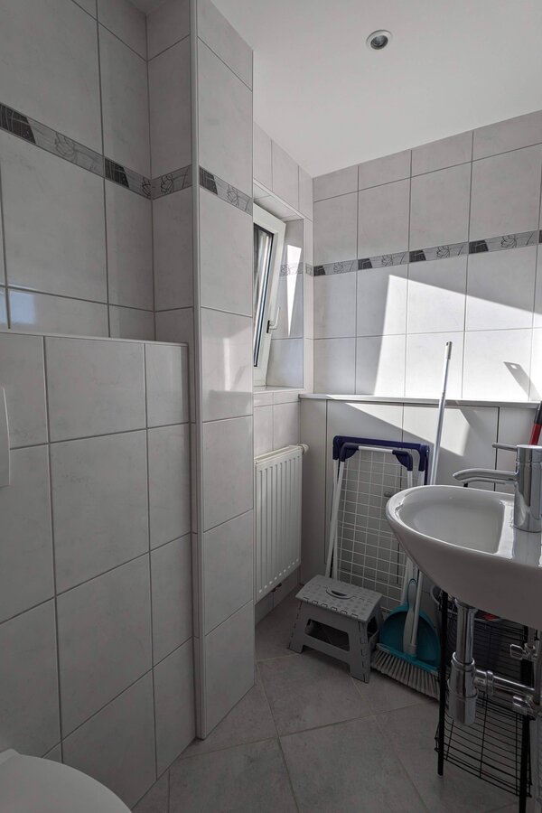 Abstellbereich WC mit Fenster