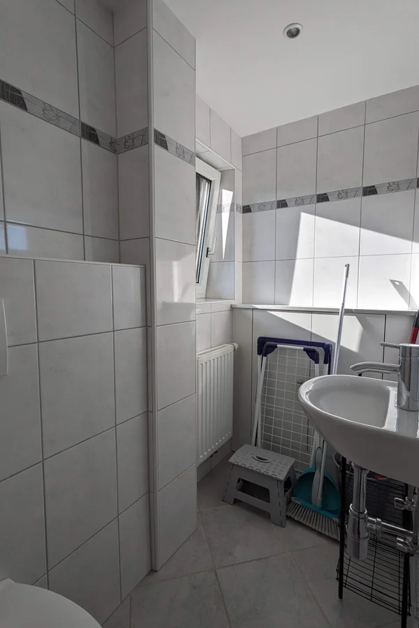 Abstellbereich WC mit Fenster