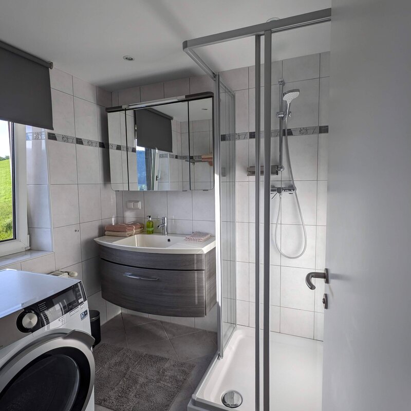 Badezimmer mit Waschmaschine/Trockner