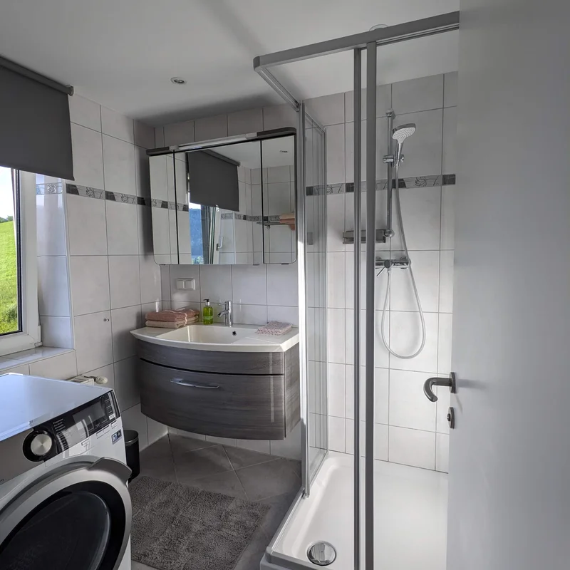 Badezimmer mit Waschmaschine/Trockner