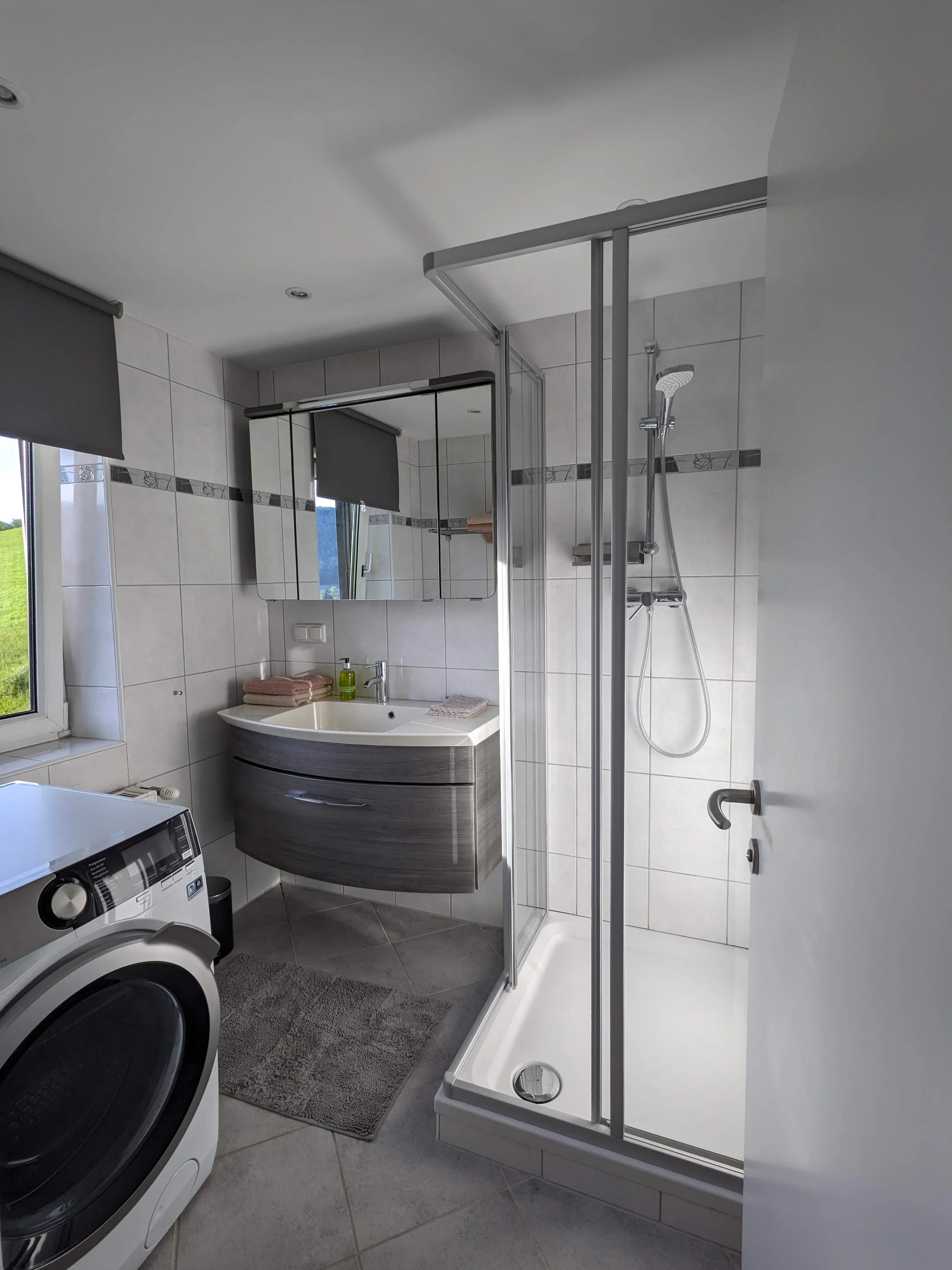 Badezimmer mit Waschmaschine/Trockner