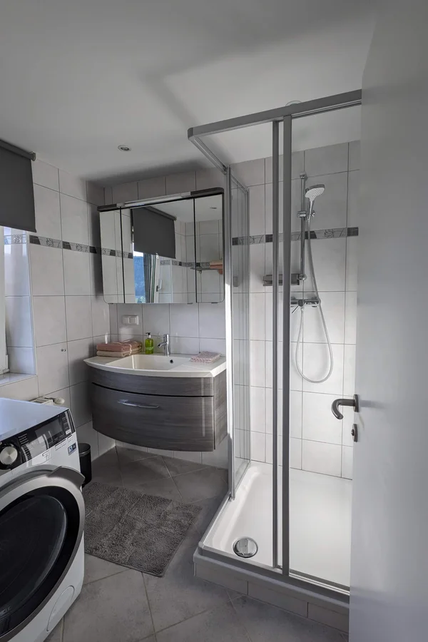 Badezimmer mit Waschmaschine/Trockner