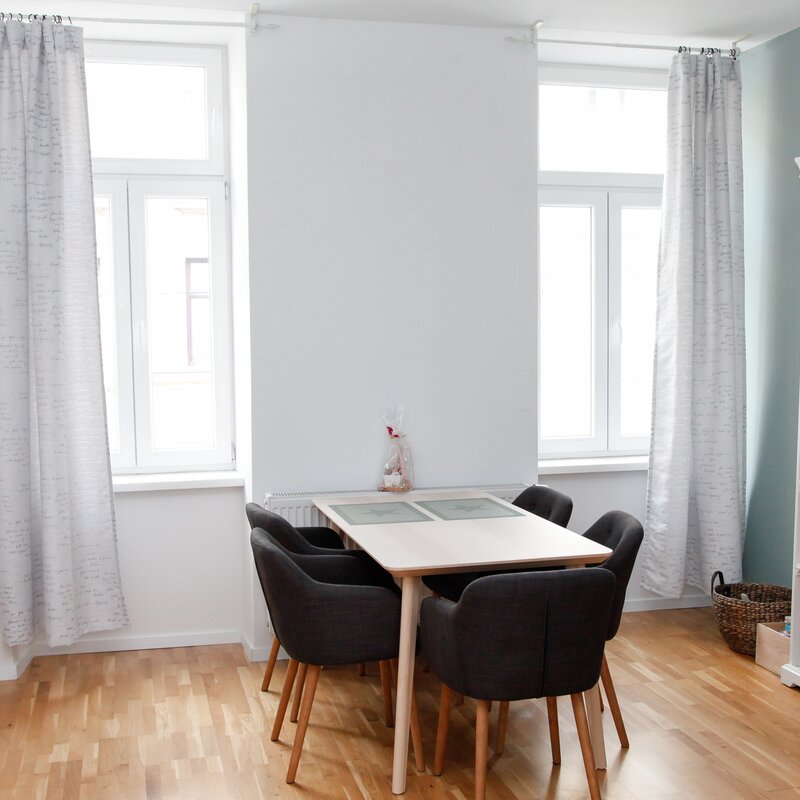 Wohnzimmer mit Essbereich und Couch, Bücherregal, Stereoanlage, TV