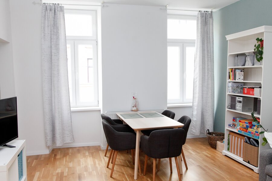 Wohnzimmer mit Essbereich und Couch, Bücherregal, Stereoanlage, TV