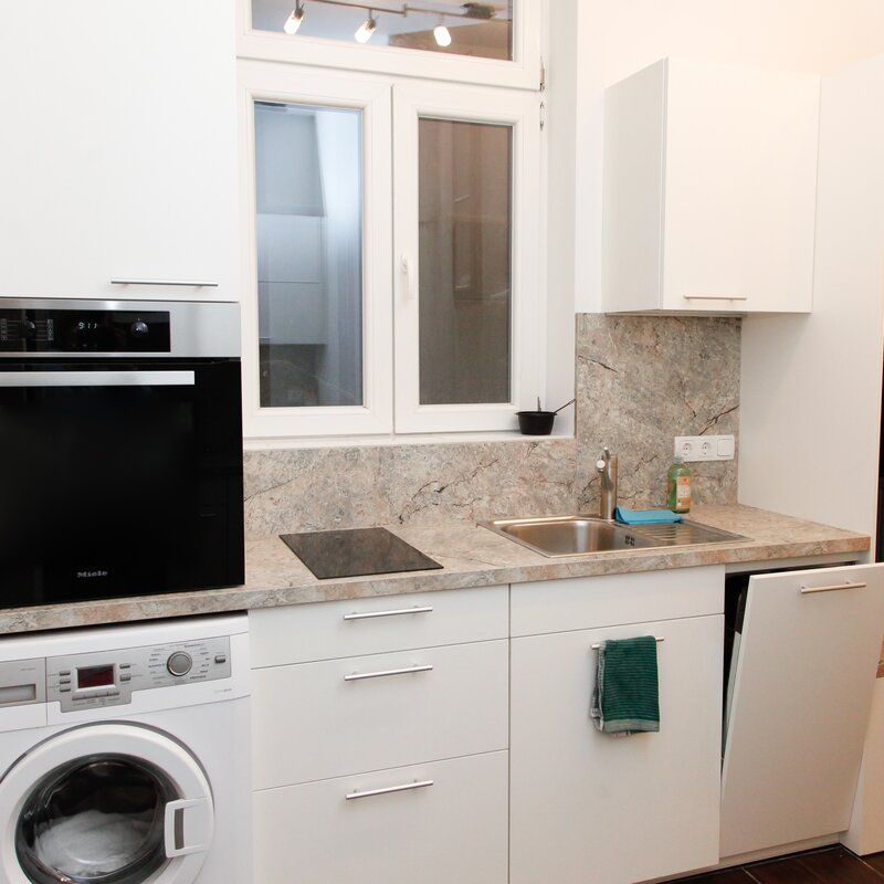 Küchenzeile rechts mit Backrohr, Herd, Waschmaschine, Geschirrspüler, Wasserkocher