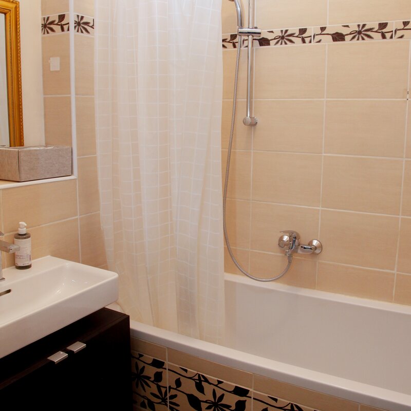 Badewanne, Waschbecken, Bade- und Handtücher, Fön