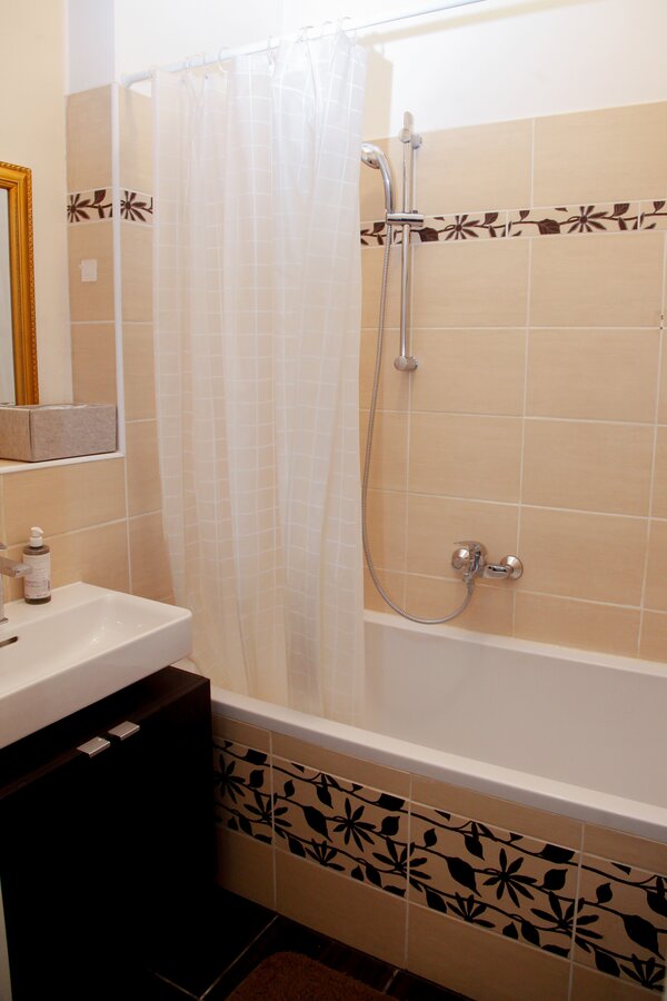 Badewanne, Waschbecken, Bade- und Handtücher, Fön